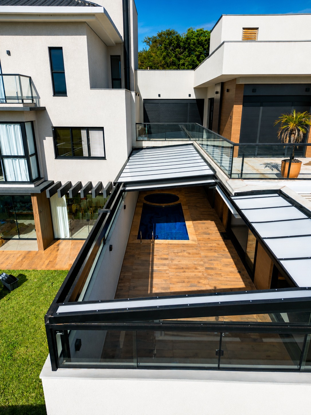 Cobertura retrátil integrando casa e área externa com piscina